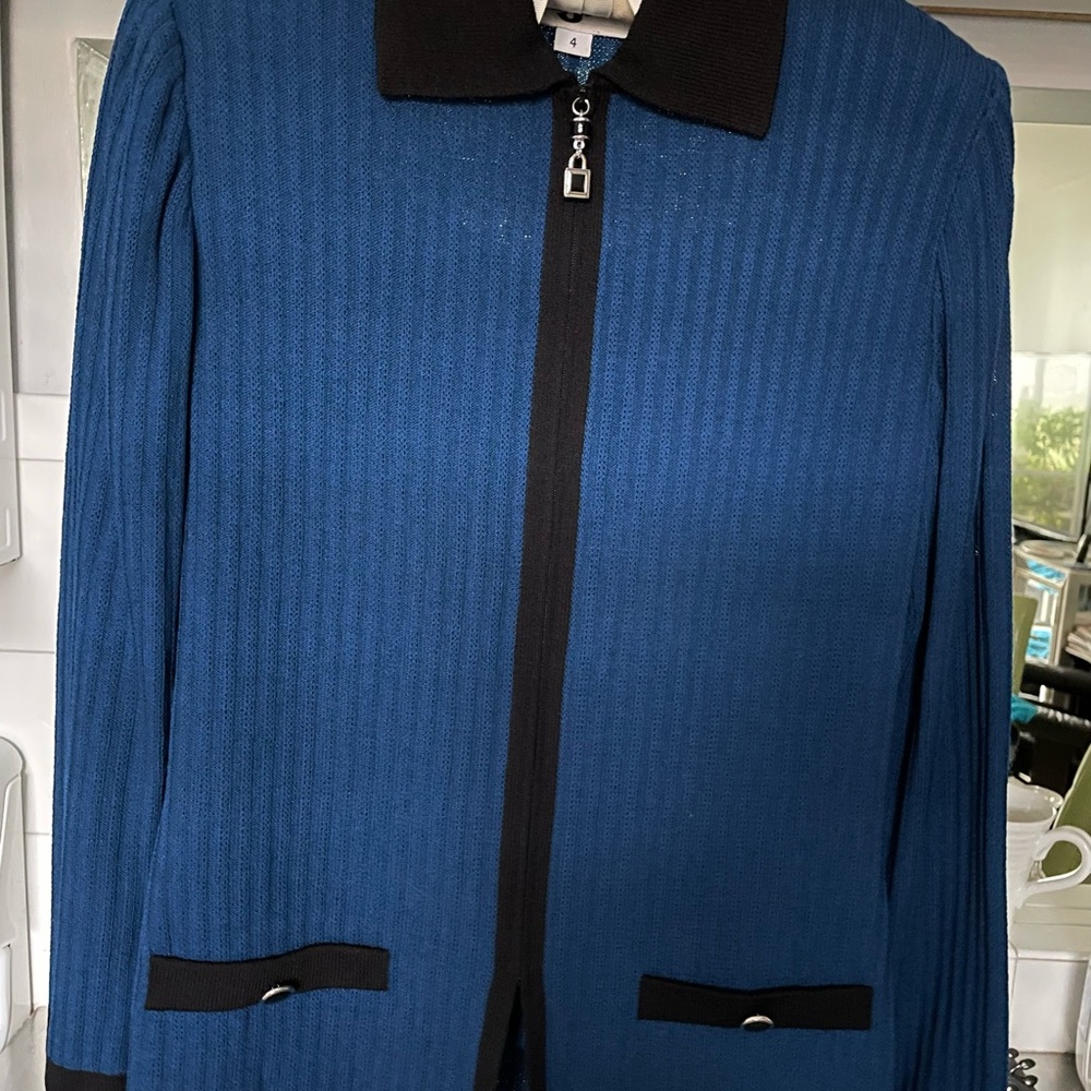 St John SJK knit suit jacket and skirt size 4